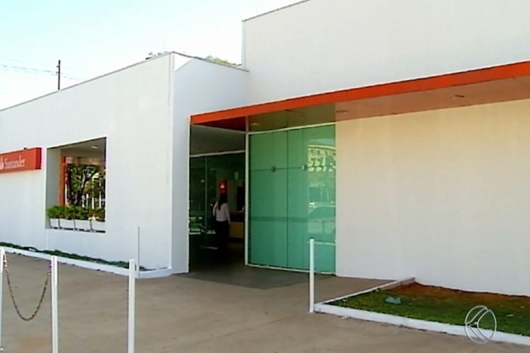 criminosos-arrombam-agencia-bancaria-em-uberaba-e-furtam-dinheiro criminosos-arrombam-agencia-bancaria-em-uberaba-e-furtam-dinheiro