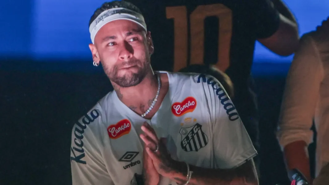 neymar-chega-a-santos,-ganha-a-10-de-pele-e-e-abracado-pela-torcida-na-chuva