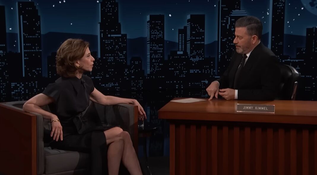 no-jimmy-kimmel,-fernanda-torres-brinca-sobre-revista-no-aeroporto:-‘e-um-globo-de-ouro’