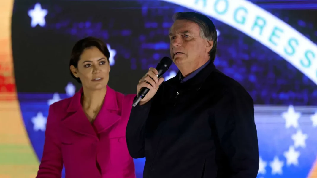 bolsonaro-cita-hipotese-de-michelle-concorrer-a-presidencia-e-depois-recua bolsonaro-cita-hipotese-de-michelle-concorrer-a-presidencia-e-depois-recua