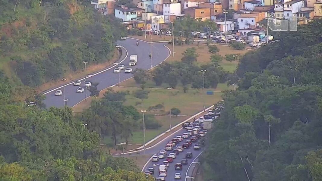 acidente-deixa-transito-lento-na-avenida-luis-eduardo-magalhaes,-em-salvador acidente-deixa-transito-lento-na-avenida-luis-eduardo-magalhaes,-em-salvador