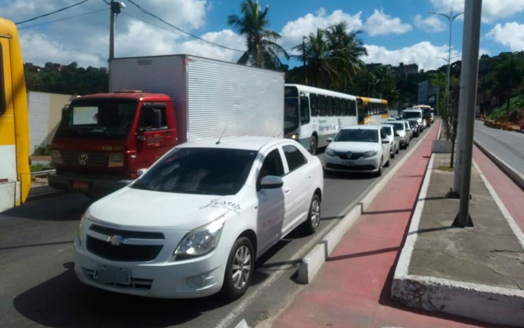 av.-suburbana-e-interditada-para-retirada-de-cacamba-apos-veiculo-parar-em-cima-de-laje av.-suburbana-e-interditada-para-retirada-de-cacamba-apos-veiculo-parar-em-cima-de-laje