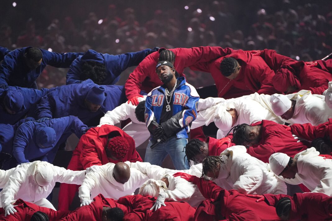 kendrick-lamar-recebe-sza-e-canta-sobre-treta-com-drake-no-show-do-intervalo-do-super-bowl-2025