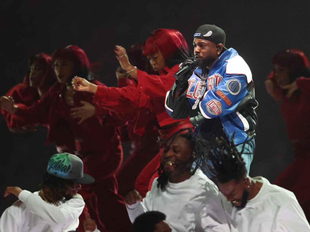por-que-show-de-kendrick-foi-um-dos-mais-importantes-da-historia-do-intervalo-do-super-bowl por-que-show-de-kendrick-foi-um-dos-mais-importantes-da-historia-do-intervalo-do-super-bowl