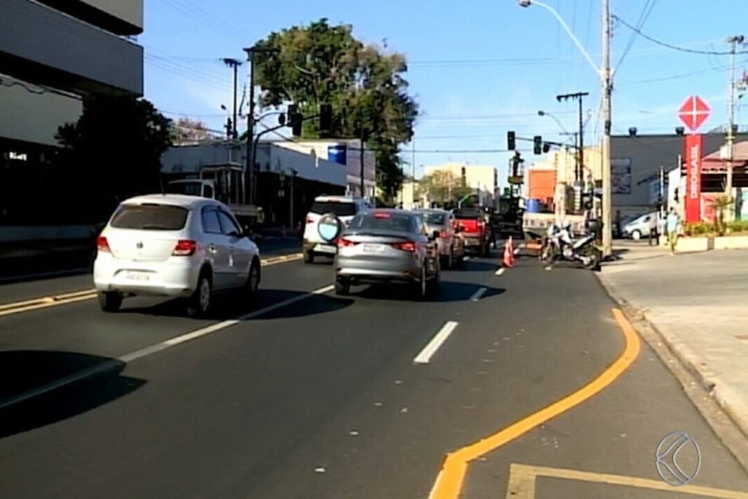 transito-e-alterado-na-avenida-nelson-freire,-em-uberaba,-para-implantacao-de-brt/vetor transito-e-alterado-na-avenida-nelson-freire,-em-uberaba,-para-implantacao-de-brt/vetor