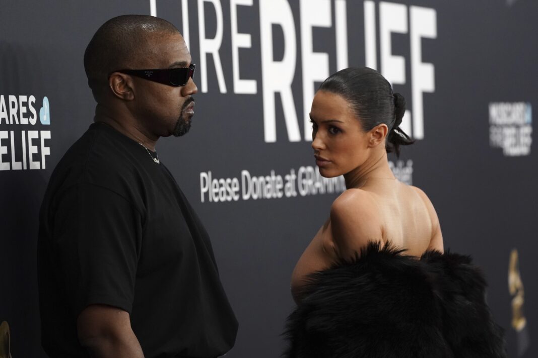 site-diz-que-kanye-west-e-bianca-censori-terminaram-relacionamento;-assessor-do-casal-nega site-diz-que-kanye-west-e-bianca-censori-terminaram-relacionamento;-assessor-do-casal-nega