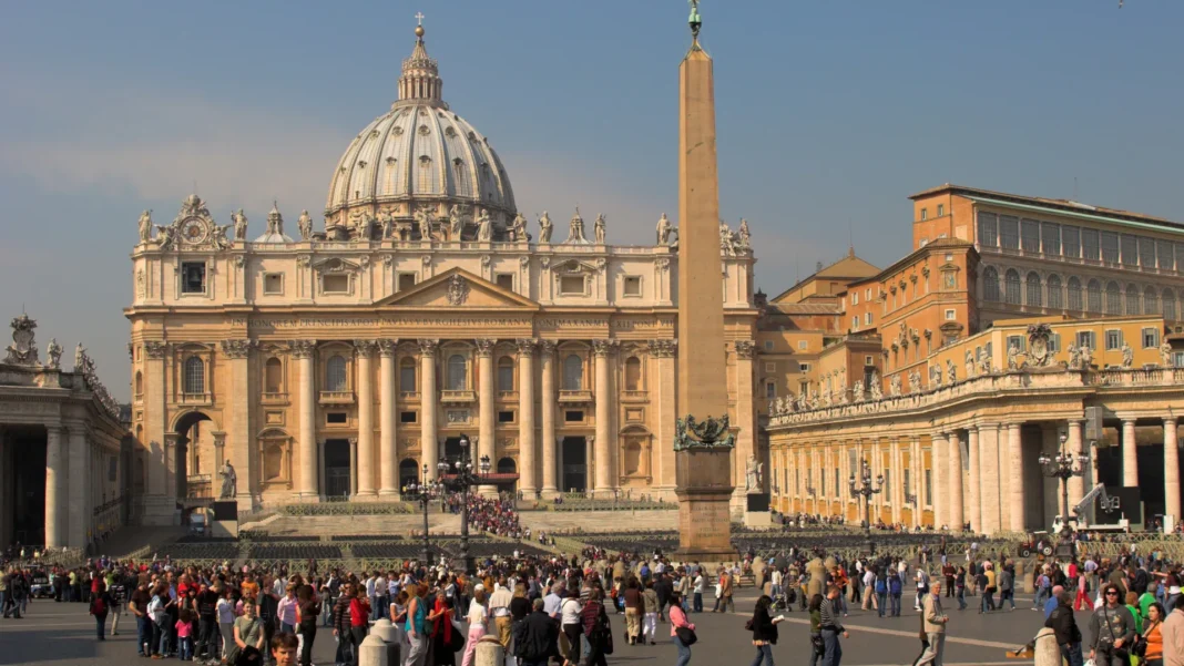 fluxo-turistico-no-vaticano-se-mantem-mesmo-com-papa-internado