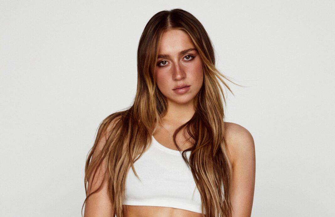 quem-e-tate-mcrae:-dancarina-popstar-comecou-aos-12-anos-e-e-fa-de-pop-dos-anos-2000