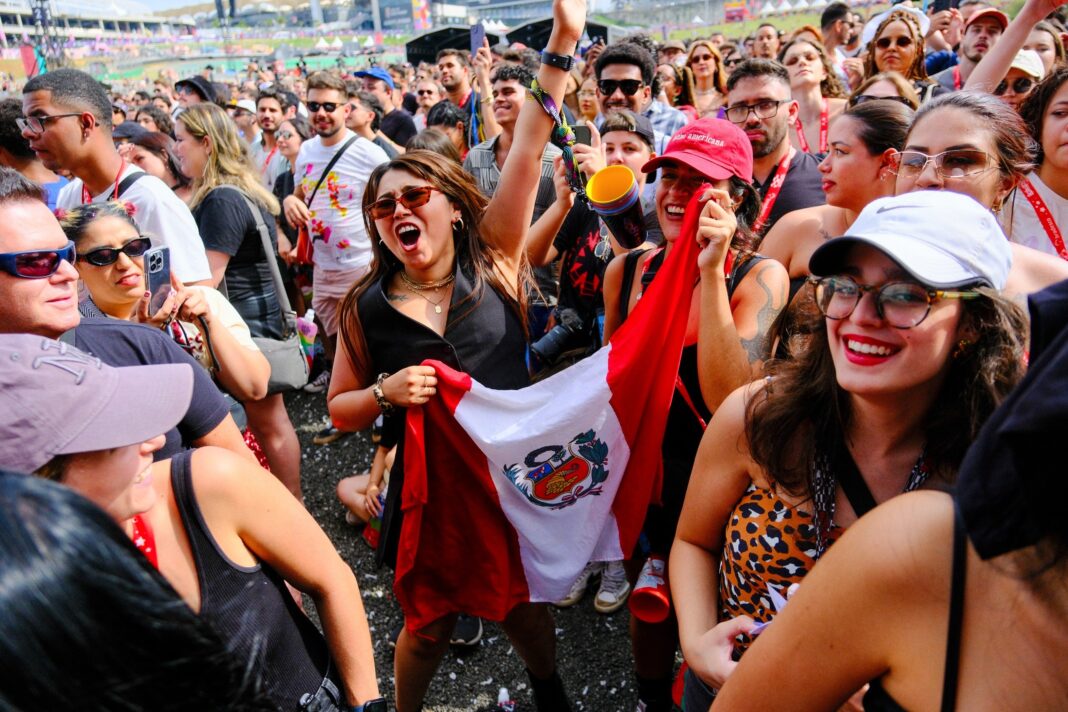fa-peruana-de-terno-rei-vem-ao-brasil-so-pelo-show-da-banda-no-lollapalooza-2025