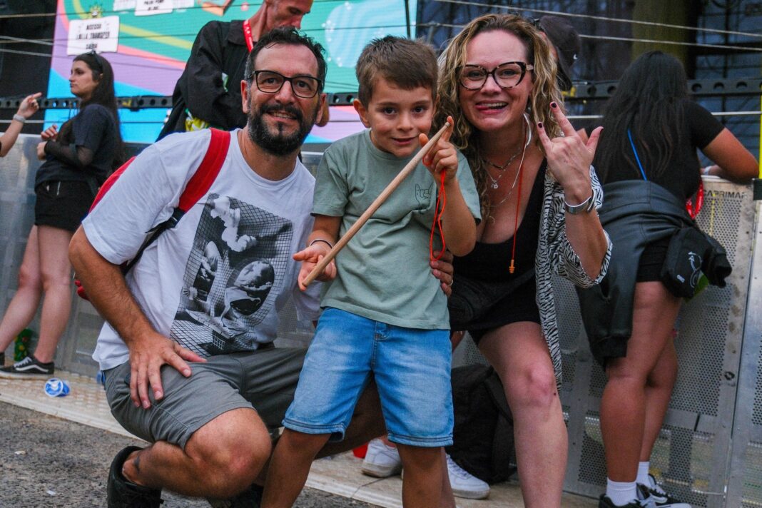 garotinho-de-6-anos-vibra-em-show-de-ca7riel-&-paco-e-ganha-baqueta-de-baterista