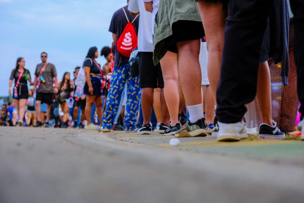 loucos-por-brindes…-fas-ficam-mais-de-duas-horas-em-filas-para-pegar-mimos-em-festival