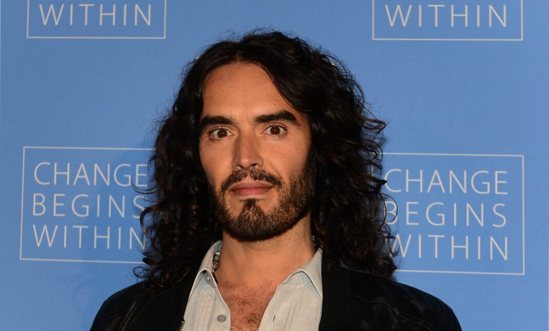 russell-brand-e-acusado-de-estupro-por-policia-do-reino-unido