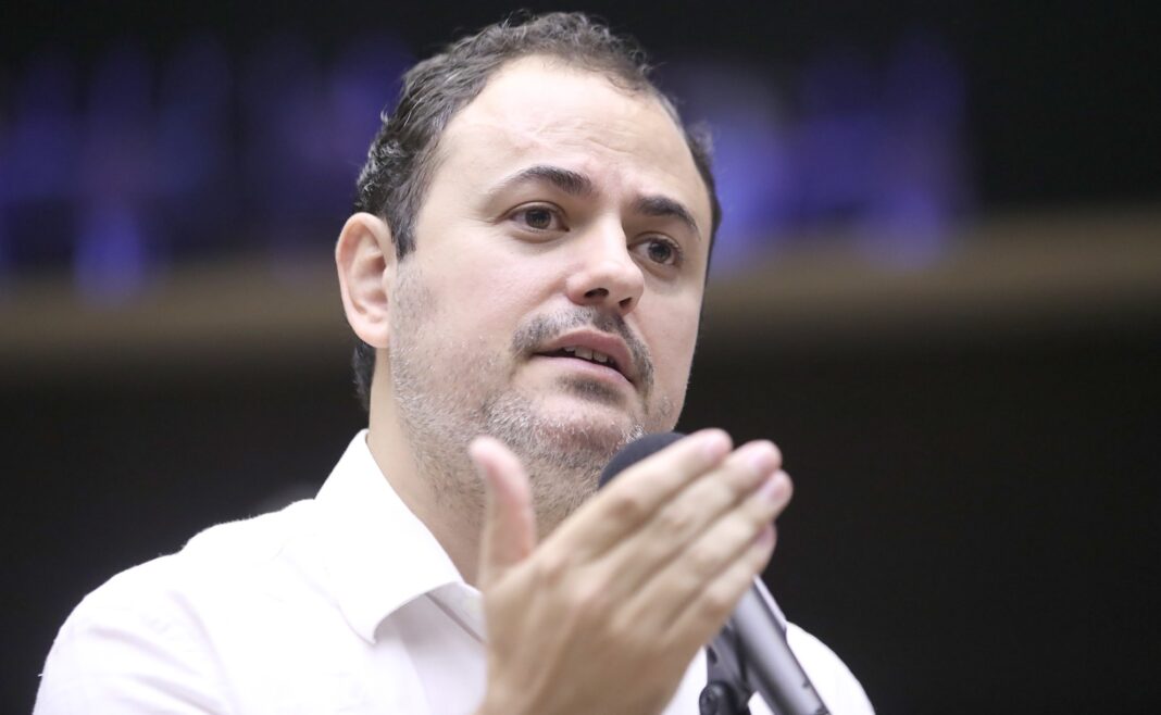 em-greve-de-fome,-glauber-braga-toma-isotonico-e-ouve-nx-zero-para-manter-a-calma,-diz-equipe
