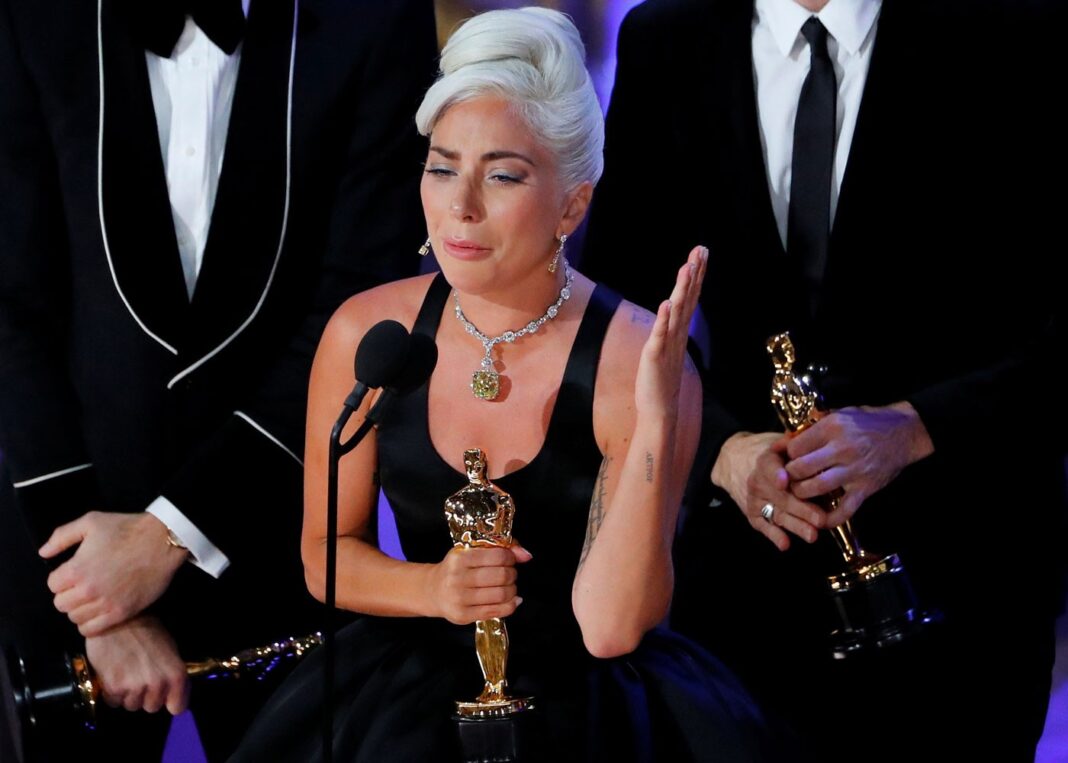 a-filosofia-de-lady-gaga:-critica-ao-etarismo,-apoio-a-comunidade-lgbt+-e-mensagens-motivacionais