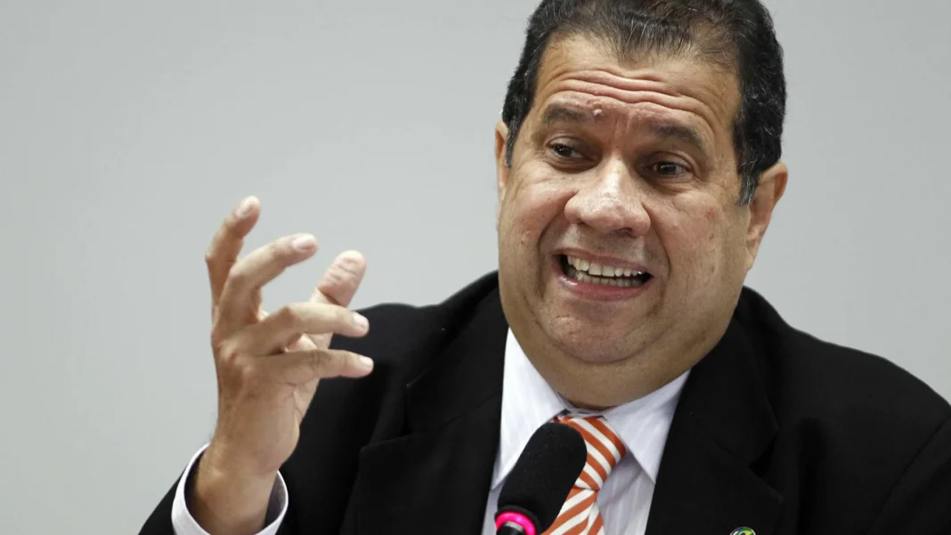 lupi-deve-entregar-o-cargo-nesta-sexta,-dizem-auxiliares-do-governo lupi-deve-entregar-o-cargo-nesta-sexta,-dizem-auxiliares-do-governo