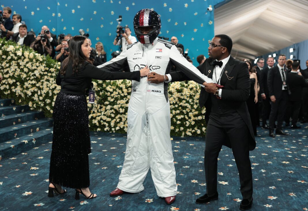 met-gala-2025:-damson-idris-transforma-look-na-chegada-do-evento met-gala-2025:-damson-idris-transforma-look-na-chegada-do-evento