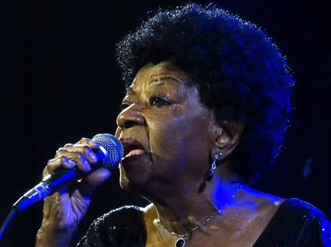 estrela-de-alaide-costa-brilha-em-palco-iluminado-pela-grandeza-da-cantora