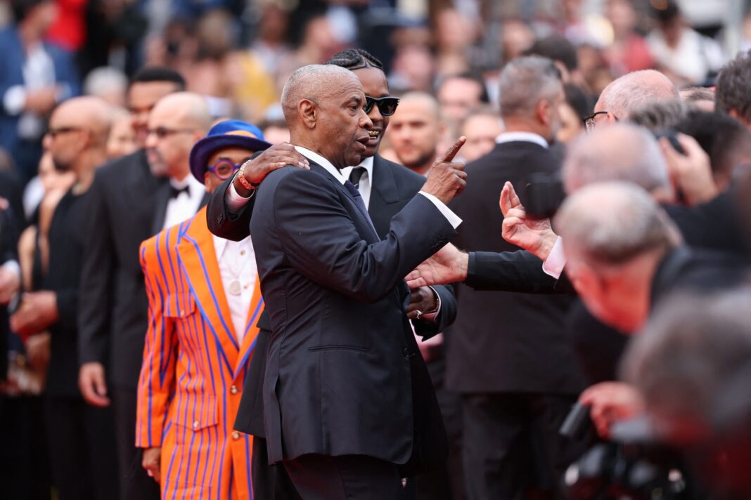 denzel-washington-discute-com-fotografo-no-tapete-vermelho-de-cannes