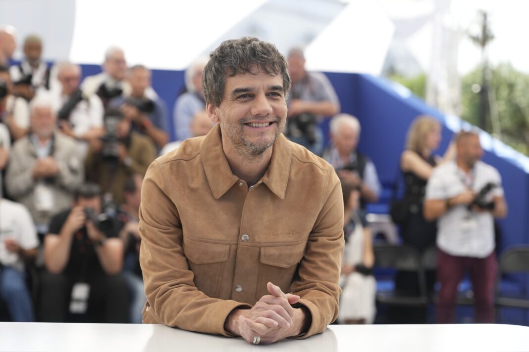 wagner-moura-comemora-premio-em-cannes-em-ligacao-de-video-com-kleber-mendonca-filho;-assista wagner-moura-comemora-premio-em-cannes-em-ligacao-de-video-com-kleber-mendonca-filho;-assista