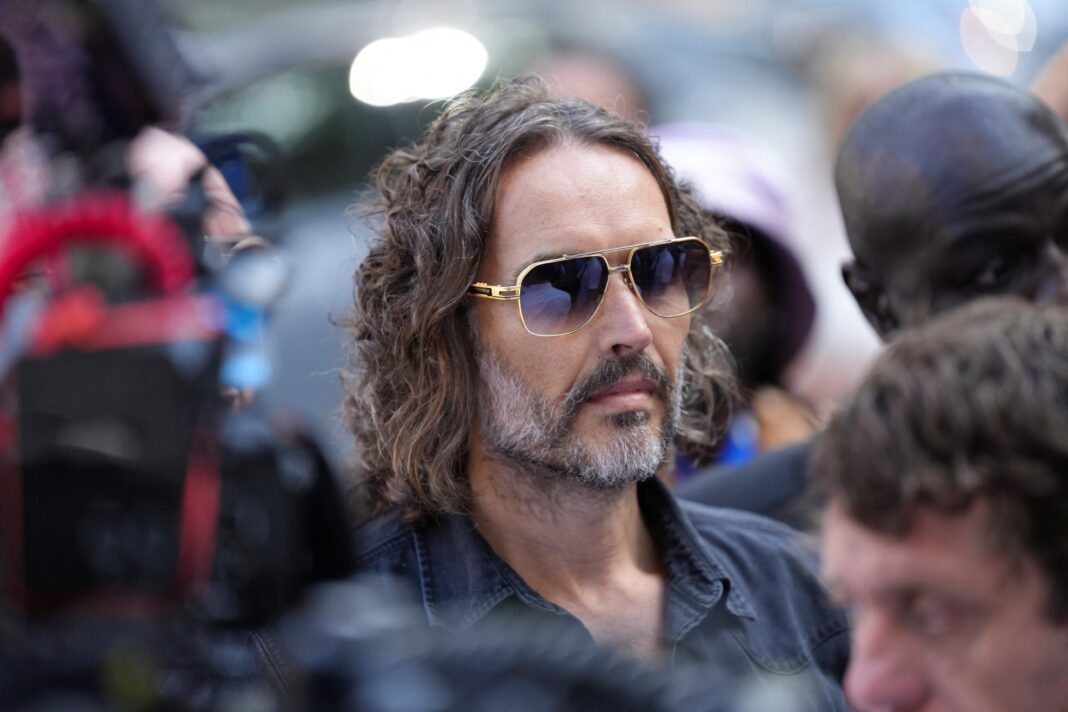 russell-brand-se-declara-inocente-das-acusacoes-de-estupro-e-agressao-sexual