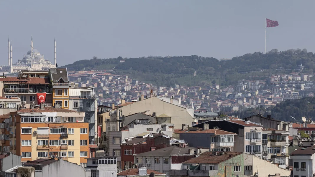 terremoto-de-5,8-atinge-a-turquia,-mata-adolescente-e-fere-69;-veja