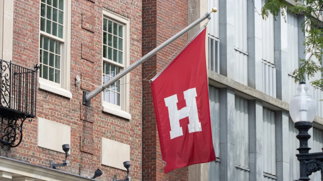 harvard-renova-acao-na-justica-para-bloquear-proibicao-de-vistos-a-estudantes-estrangeiros
