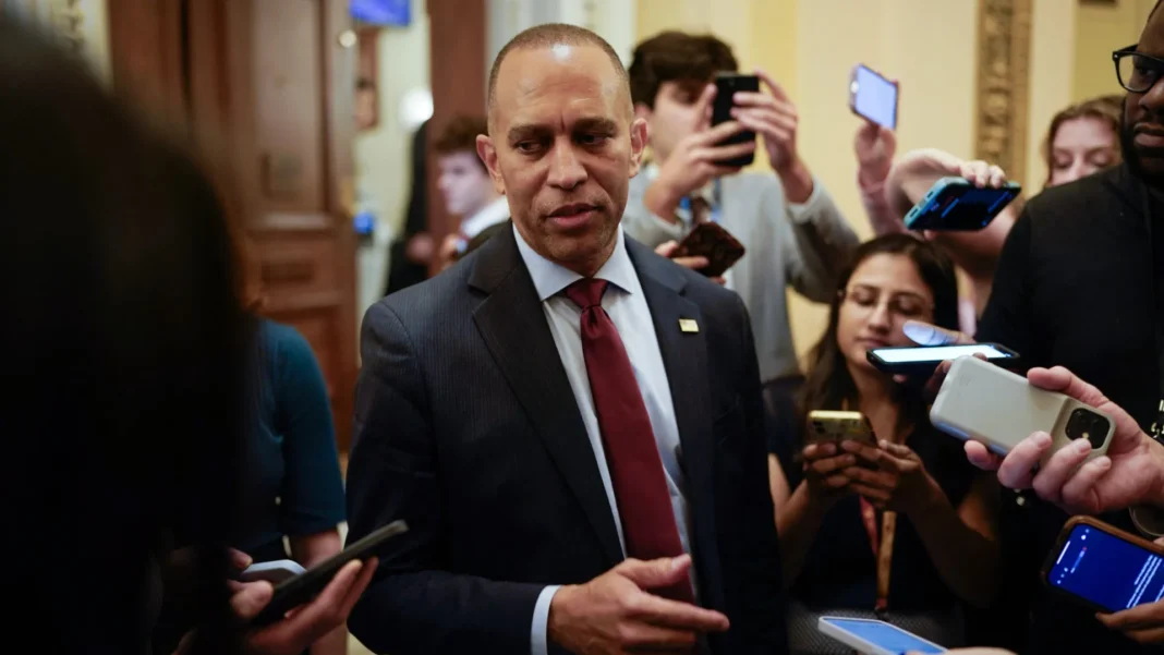 deputado-americano-bate-recorde-ao-discursar-por-quase-9-horas-para-atrasar-projeto-de-trump