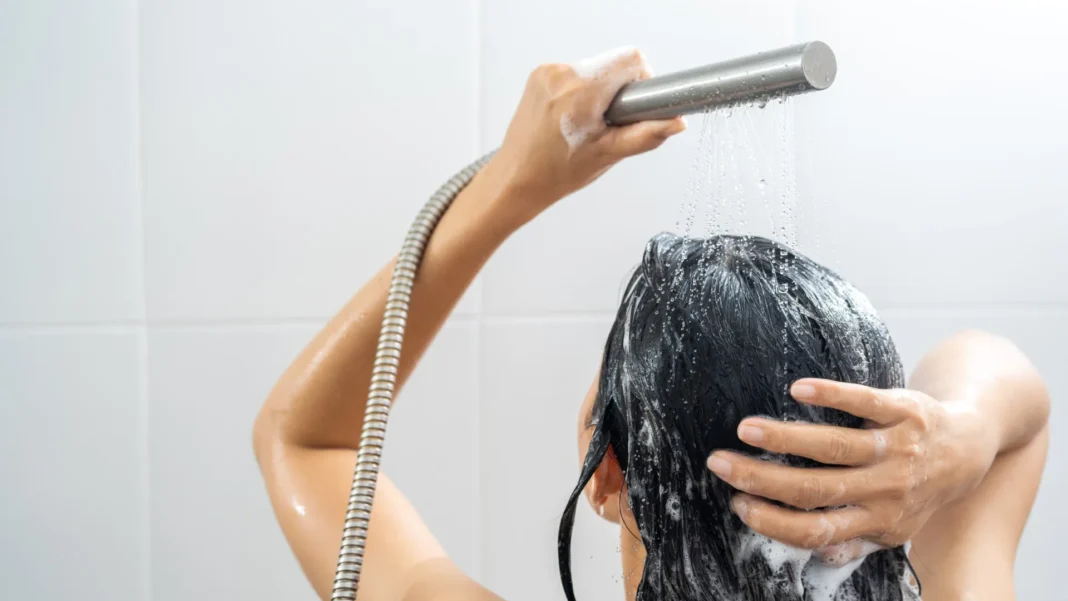medica-alerta-para-erro-comum-na-hora-de-lavar-os-ouvidos-no-banho