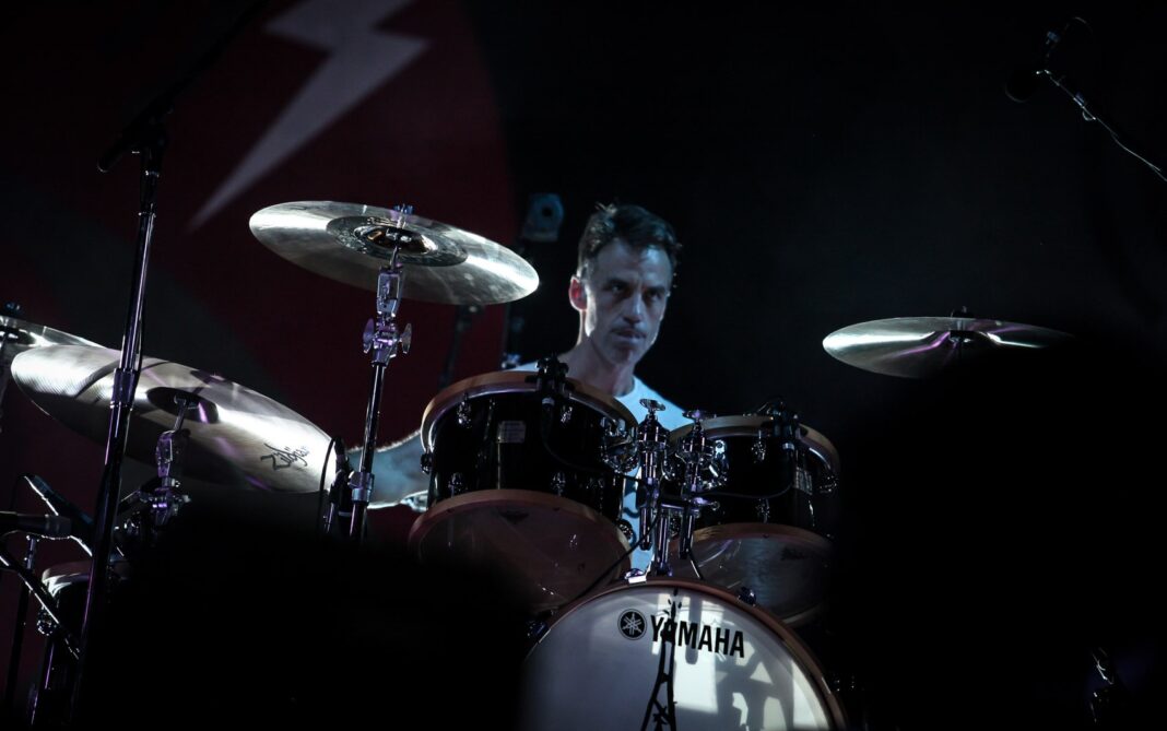 baterista-do-pearl-jam-deixa-a-banda-apos-27-anos:-‘foi-uma-jornada-incrivel’