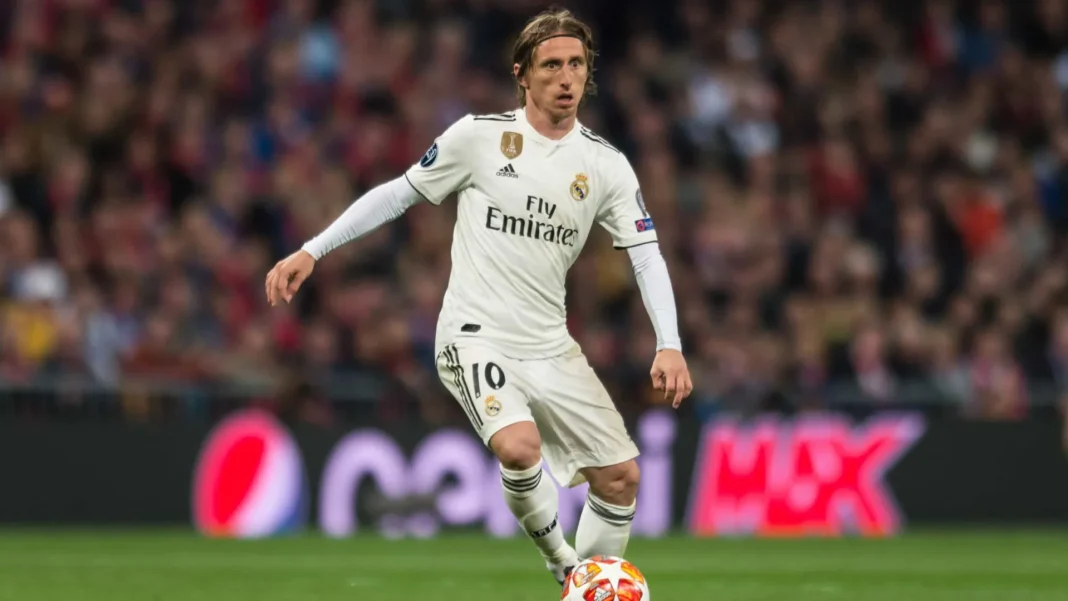 modric-deixa-real-madrid-apos-597-jogos-e-28-titulos;-veja-numeros-do-meia