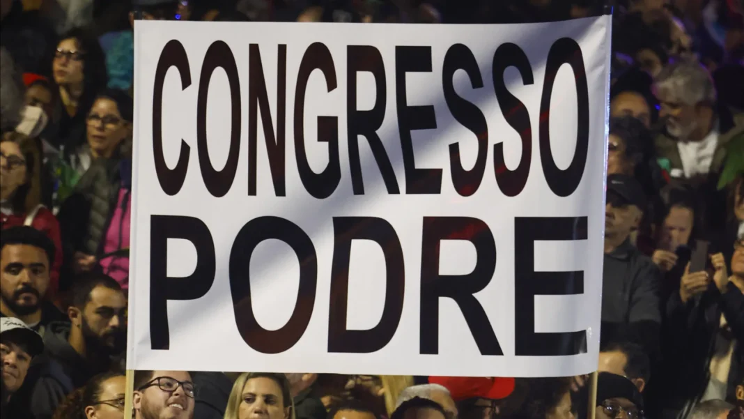 ato-para-pressionar-congresso-tem-criticas-a-bolsonaro,-tarcisio-e-trump
