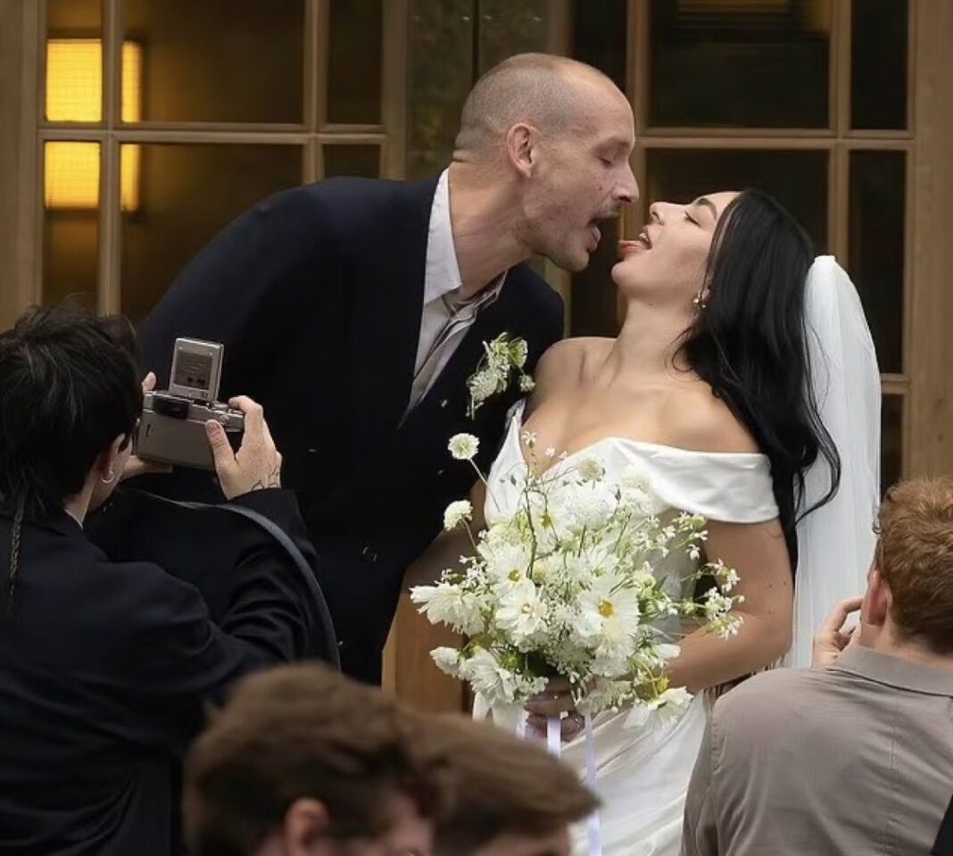 charli-xcx-e-baterista-da-banda-the-1975-se-casam-em-londres charli-xcx-e-baterista-da-banda-the-1975-se-casam-em-londres