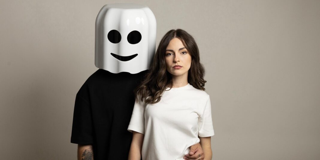 ‘dame-un-grrr’:-hit-surgiu-de-‘jogo-misterioso’-e-rendeu-noivado-para-dupla-romena ‘dame-un-grrr’:-hit-surgiu-de-‘jogo-misterioso’-e-rendeu-noivado-para-dupla-romena