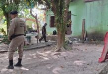 Moradores evacuam casas durante reintegração de posse em área urbana