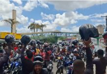 Motociclistas de aplicativo realizam protesto em Camaçari