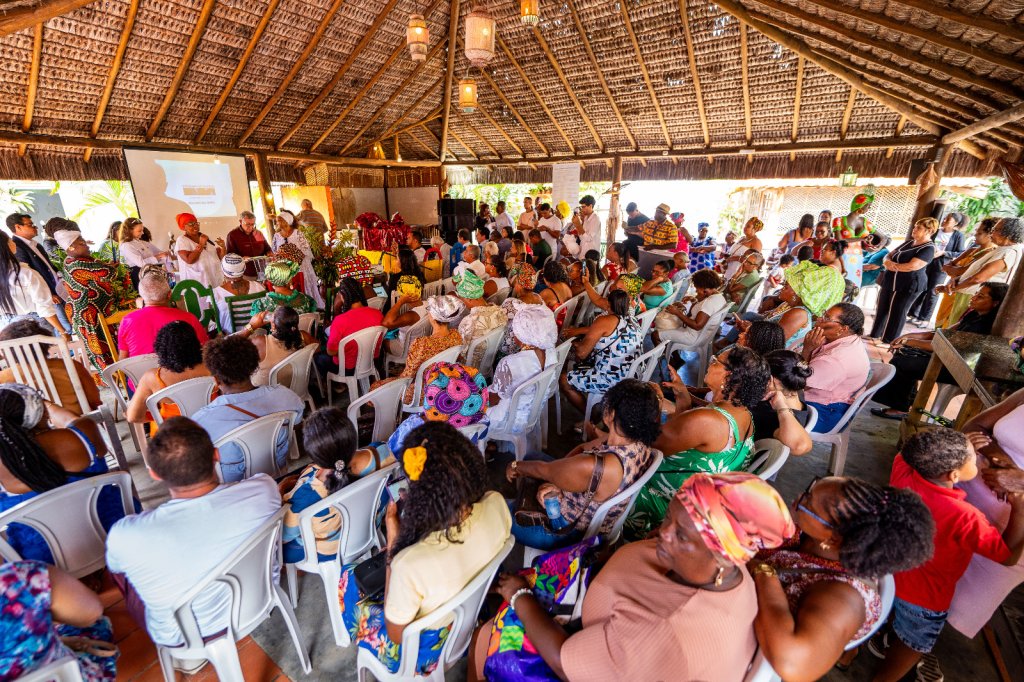 Entrega de certificados às baianas de acarajé