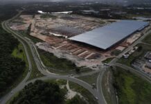 Trabalhadores estrangeiros em fábricas de EV na China enfrentam condições análogas à escravidão