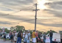 Moradores bloqueiam Avenida Jorge Amado e denunciam abandono no Parque das Palmeiras