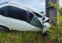 Motorista perde controle e bate veículo em poste na Via Parafuso