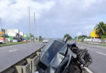 Motorista perde controle e carro fica destruído na Estrada do Coco, Camaçari