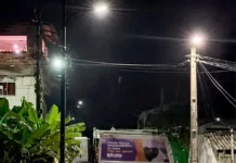 Compactador perde freio e invade casa no bairro Triângulo, Camaçari