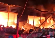 Incêndio atinge galpão de reciclagem e mobiliza equipes em Camaçari