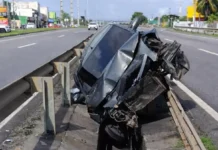 Veículo fica destruído após acidente na BA-099 em Camaçari