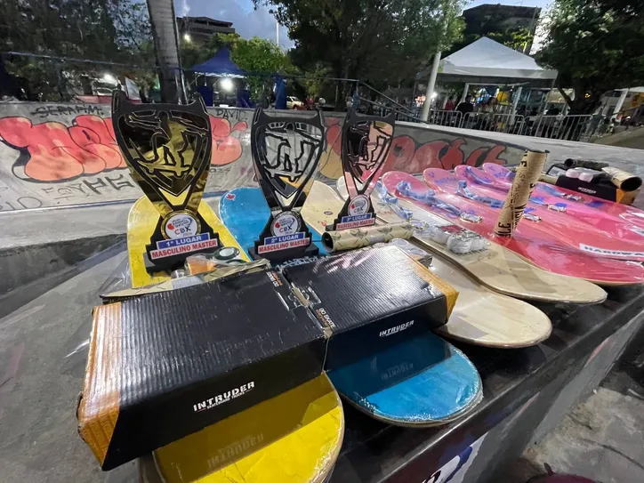 Troféus do primeiro, segundo e terceiro colocado