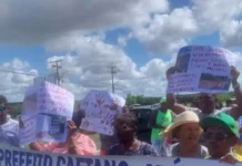 Moradores fecham BA-099 e cobram melhorias no Rancho Alegre, Camaçari