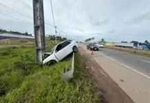 Motorista perde controle e colisão destrói carro na Via Parafuso