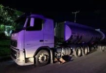 PM recupera carreta e carga roubada em Camaçari; suspeito detido.