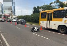 Mulher morre em Salvador ao perder controle da moto durante assalto