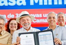 Lula defende retomada de programas sociais em entrega de moradias em Camaçari