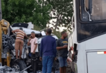 Colisão entre ônibus e caminhão de tijolos fere dois em Camaçari